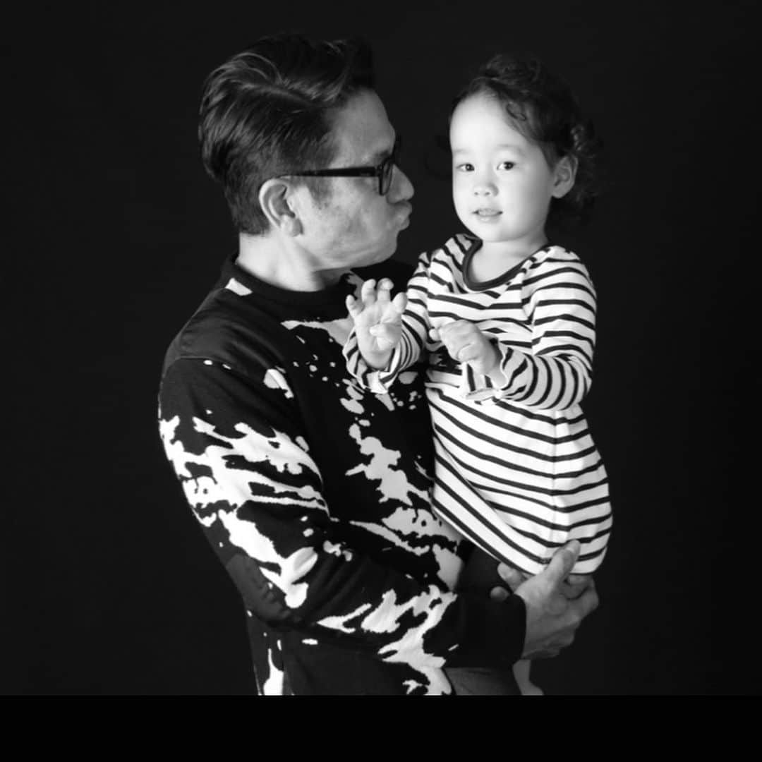 伊津野亮さんのインスタグラム写真 - (伊津野亮Instagram)「生誕祭3月8日 ハッピー♥️ 今年は自粛？ではなく 静粛な誕生日に... なる訳ないだろ！ ベリー🍓に お誕生日KISSを リクエストしたら無理⁉️ ですって 今年の目標...子離れ ベリー🍓離れな1年と 相成ります🤟🏿 今年も1年変わらぬ ご愛顧とご贔屓を 出来ればお願いいたします！ 散歩行ってきます 🐕🐕‍🦺 この子達はパパ推しです ありがと🎊安心した」3月8日 0時00分 - ryoizuno