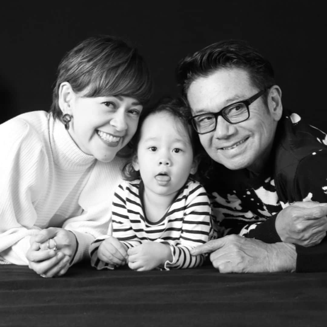 伊津野亮さんのインスタグラム写真 - (伊津野亮Instagram)「生誕祭3月8日 ハッピー♥️ 今年は自粛？ではなく 静粛な誕生日に... なる訳ないだろ！ ベリー🍓に お誕生日KISSを リクエストしたら無理⁉️ ですって 今年の目標...子離れ ベリー🍓離れな1年と 相成ります🤟🏿 今年も1年変わらぬ ご愛顧とご贔屓を 出来ればお願いいたします！ 散歩行ってきます 🐕🐕‍🦺 この子達はパパ推しです ありがと🎊安心した」3月8日 0時00分 - ryoizuno