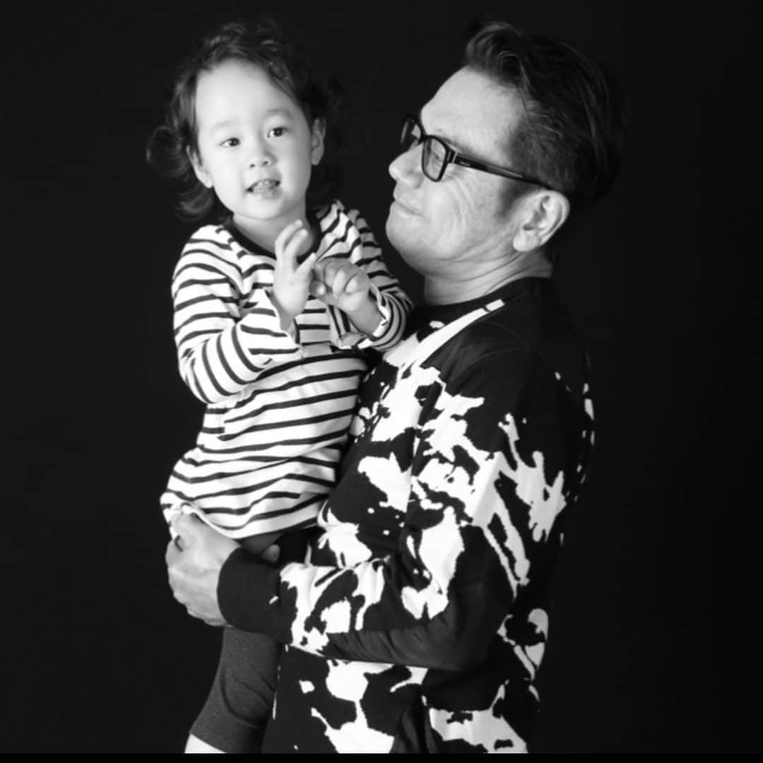 伊津野亮さんのインスタグラム写真 - (伊津野亮Instagram)「生誕祭3月8日 ハッピー♥️ 今年は自粛？ではなく 静粛な誕生日に... なる訳ないだろ！ ベリー🍓に お誕生日KISSを リクエストしたら無理⁉️ ですって 今年の目標...子離れ ベリー🍓離れな1年と 相成ります🤟🏿 今年も1年変わらぬ ご愛顧とご贔屓を 出来ればお願いいたします！ 散歩行ってきます 🐕🐕‍🦺 この子達はパパ推しです ありがと🎊安心した」3月8日 0時00分 - ryoizuno