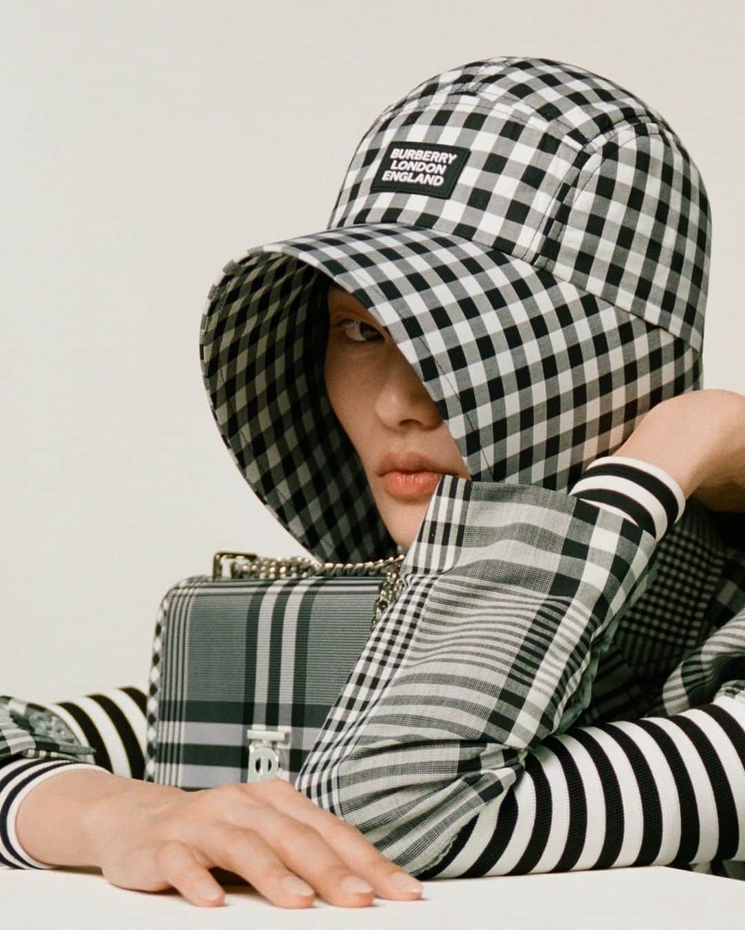 Burberryさんのインスタグラム写真 - (BurberryInstagram)「A fresh take on check . A new iteration of our #LolaBag contrasts against matching monochrome suiting and the new bonnet cap – captured here on #HeCong for the #BurberrySpringSummer20 collection . #BurberryGeneration」3月8日 0時00分 - burberry