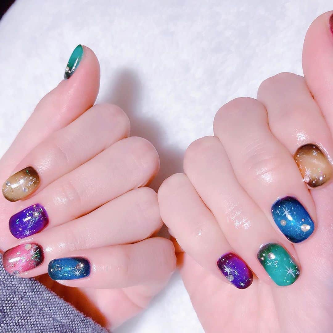 なかやまちえこのインスタグラム：「#galaxy 💫 #nail #nails #nailart #ネイル #美甲 #ネイルアート  #japanesenailart #manucure #japanesenails #manicurist #gelnails #أظافر #네일아트 #미용 #vẽmóng #ngườiđẹp  #เพ้นท์เล็บ #искусствоногтя #artedeuñas #เพ้นท์เล็บเจล #ジェルネイルデザイン #ネイルデザイン #senikuku #nagelkunst #マグネットジェル #magnetgel #宇宙ネイル #桜咲千依 さん @kimagure_cat_whim Cat’sEyeシリーズ」