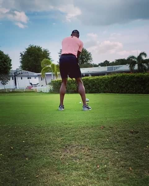 レイ・アレンのインスタグラム：「I first picked up a golf club when I was 19 after a few friends told me I couldn't hit a golf ball. It was humbling because I could barely get the ball off the ground. Since then I have hit tens of thousands of balls in pursuit of getting better. I also wanted to show those that said I couldn't do it that I could. Along the way I realized it isn't just about wanting to play better golf, it became so much more than just being a good golfer. It is about stepping onto the field of competition in anything you do with so much confidence and preparation that the person you're going against knows that they are about to face a beast! If you're a competitor you will not settle for mediocrity! I am a competitor but what I know is that all roads to greatness must go through a small town called practice! Spend all your time there and you will eventually be living in greatness! #backon  @iammsdmarie thanks for the shot」