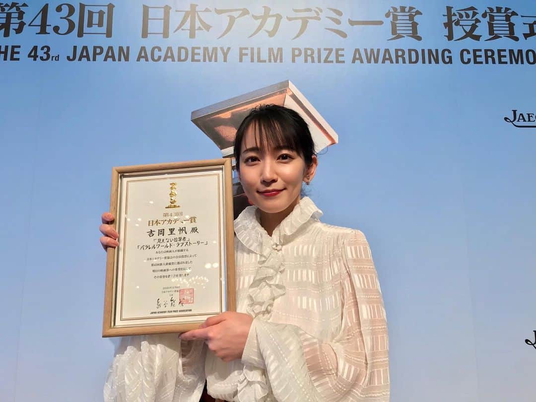吉岡里帆（マネージャー）のインスタグラム：「🎊 第43回日本アカデミー賞 新人俳優賞🏆 『見えない目撃者』 『パラレルワールド・ラブストーリー』 . テレビでご覧くださったみなさまありがとうございました〜！ 直前までみんなと悩みに悩んで決めた白いドレスがよくお似合いの吉岡様オフショです❄️ . . dress： @etro  pierce： @swarovski  shoes： @gianvitorossi . #日本アカデミー賞  #いつかの吉岡さん」