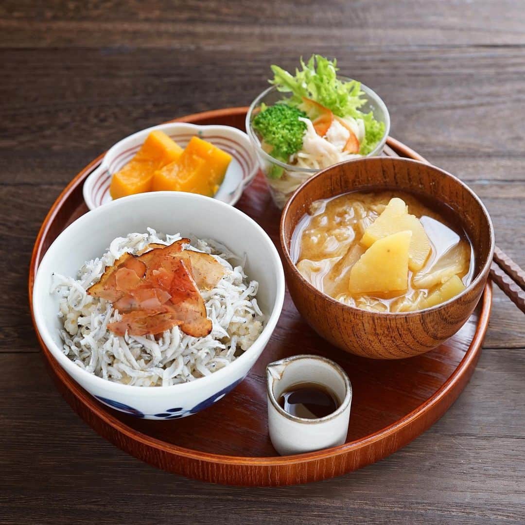 hirokoさんのインスタグラム写真 - (hirokoInstagram)「🌱2020.3.7（土）﻿ ✽.｡.:*・ﾟ #hiroponのおうちごはん﻿ ﻿ #しっかり食べるダイエットごはん﻿ 今日も#昼ごはん しっかり食べましたよ〜﻿ 丼なので﻿本日のご飯は150g 😁 ﻿ menu📝﻿ ▪︎ #しらす丼 （玄米雑穀ごはん150g）﻿ ▪︎ 白菜とさつま芋の味噌汁﻿ ▪︎ パスタサラダ（サラダチキン入り）﻿ ▪︎ かぼちゃの煮物﻿←昨日の残り ﻿ ― 403kcal ―﻿ ⦿ タンパク質 14.5g﻿ ⦿ 脂質 2.4g﻿ ⦿ 炭水化物 79.4g﻿ ﻿ ↑今日のお昼は炭水化物少し多め💦ﾊﾊ﻿ ﻿ ﻿ しらす丼の上にトッピングしたのは﻿ @shitazutsumi #思わす舌鼓 さんの﻿ #紳士の誘惑 （しそ風味）﻿ こだわりの鰹節の旨みがぎゅ〜っと凝縮﻿ 極上の鰹節スライスのおつまみなんです﻿ しその香りとパリパリ食感が最高です😆﻿ ﻿ そしてパスタサラダには﻿ #淑女の秘密 （ドレッシング）﻿ 本格だしと鰹節の贅沢な旨み﻿ 食物繊維たっぷりの万能だしドレッシング﻿ 25gあたり脂質は0.1g！ダイエット中には嬉しいよね﻿ ﻿ ﻿ 『紳士の誘惑・淑女の秘密』﻿ こちらからチェック👉🏻 @shitazutsumi ﻿ ﻿ ﻿ ﻿ .........The end ☕︎﻿ #PFCダイエット #ランチ #PR #インスタフード #おうちごはん通信 #おうちごはんLover #くらしメイド #フーディーテーブル #マカロニメイト #デリミア #デリスタグラマー #バランスの良い食事 #てづくりごはん365 #うちのシェフ #家ごはん #日々の食事 #snapdish #macaroni #locari_kitchen #lin_stagrammer﻿ ・」3月7日 15時15分 - hiropon0201