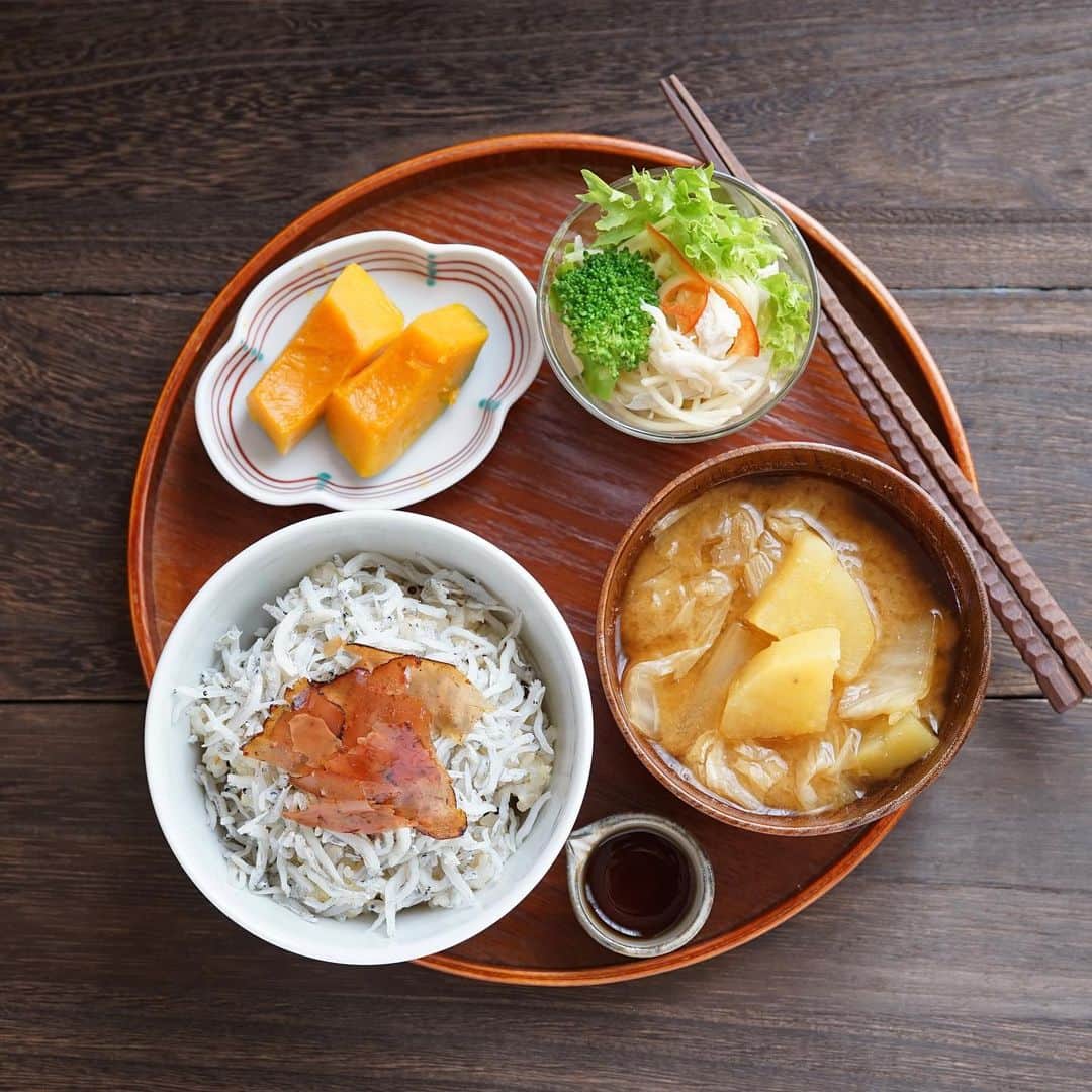 hirokoさんのインスタグラム写真 - (hirokoInstagram)「🌱2020.3.7（土）﻿ ✽.｡.:*・ﾟ #hiroponのおうちごはん﻿ ﻿ #しっかり食べるダイエットごはん﻿ 今日も#昼ごはん しっかり食べましたよ〜﻿ 丼なので﻿本日のご飯は150g 😁 ﻿ menu📝﻿ ▪︎ #しらす丼 （玄米雑穀ごはん150g）﻿ ▪︎ 白菜とさつま芋の味噌汁﻿ ▪︎ パスタサラダ（サラダチキン入り）﻿ ▪︎ かぼちゃの煮物﻿←昨日の残り ﻿ ― 403kcal ―﻿ ⦿ タンパク質 14.5g﻿ ⦿ 脂質 2.4g﻿ ⦿ 炭水化物 79.4g﻿ ﻿ ↑今日のお昼は炭水化物少し多め💦ﾊﾊ﻿ ﻿ ﻿ しらす丼の上にトッピングしたのは﻿ @shitazutsumi #思わす舌鼓 さんの﻿ #紳士の誘惑 （しそ風味）﻿ こだわりの鰹節の旨みがぎゅ〜っと凝縮﻿ 極上の鰹節スライスのおつまみなんです﻿ しその香りとパリパリ食感が最高です😆﻿ ﻿ そしてパスタサラダには﻿ #淑女の秘密 （ドレッシング）﻿ 本格だしと鰹節の贅沢な旨み﻿ 食物繊維たっぷりの万能だしドレッシング﻿ 25gあたり脂質は0.1g！ダイエット中には嬉しいよね﻿ ﻿ ﻿ 『紳士の誘惑・淑女の秘密』﻿ こちらからチェック👉🏻 @shitazutsumi ﻿ ﻿ ﻿ ﻿ .........The end ☕︎﻿ #PFCダイエット #ランチ #PR #インスタフード #おうちごはん通信 #おうちごはんLover #くらしメイド #フーディーテーブル #マカロニメイト #デリミア #デリスタグラマー #バランスの良い食事 #てづくりごはん365 #うちのシェフ #家ごはん #日々の食事 #snapdish #macaroni #locari_kitchen #lin_stagrammer﻿ ・」3月7日 15時15分 - hiropon0201