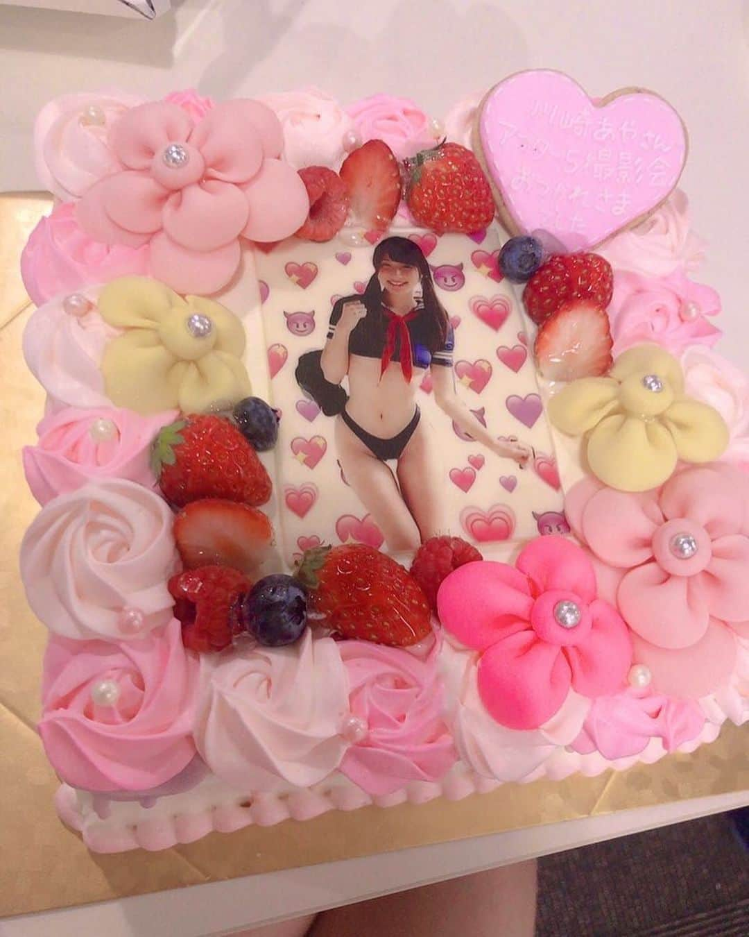 川崎あやのインスタグラム：「ケーキもらった🎂🥰 可愛い！」