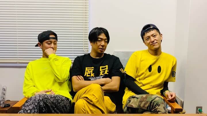 TOTALFATのインスタグラム：「今夜21時頃〜 リハーサルスタジオからインスタライブ配信します📲 聴きたい曲あったら、コメントしてください✌️」