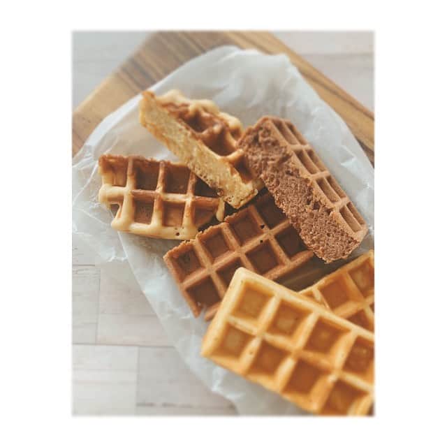 前田ゆかのインスタグラム：「#おこもりデイ  娘はココア 私はプレーンにシナモンをいれて (冷え対策) ２つに分けて焼き上げました！  豆乳と米粉のワッフル✨ おやつ完成〜 #vitantonio #引っ張り出してきました  #娘と一緒に手作り  #休校の過ごし方  #maeyukareshipi  #グルテンフリー #マネケンみたいに甘くない」