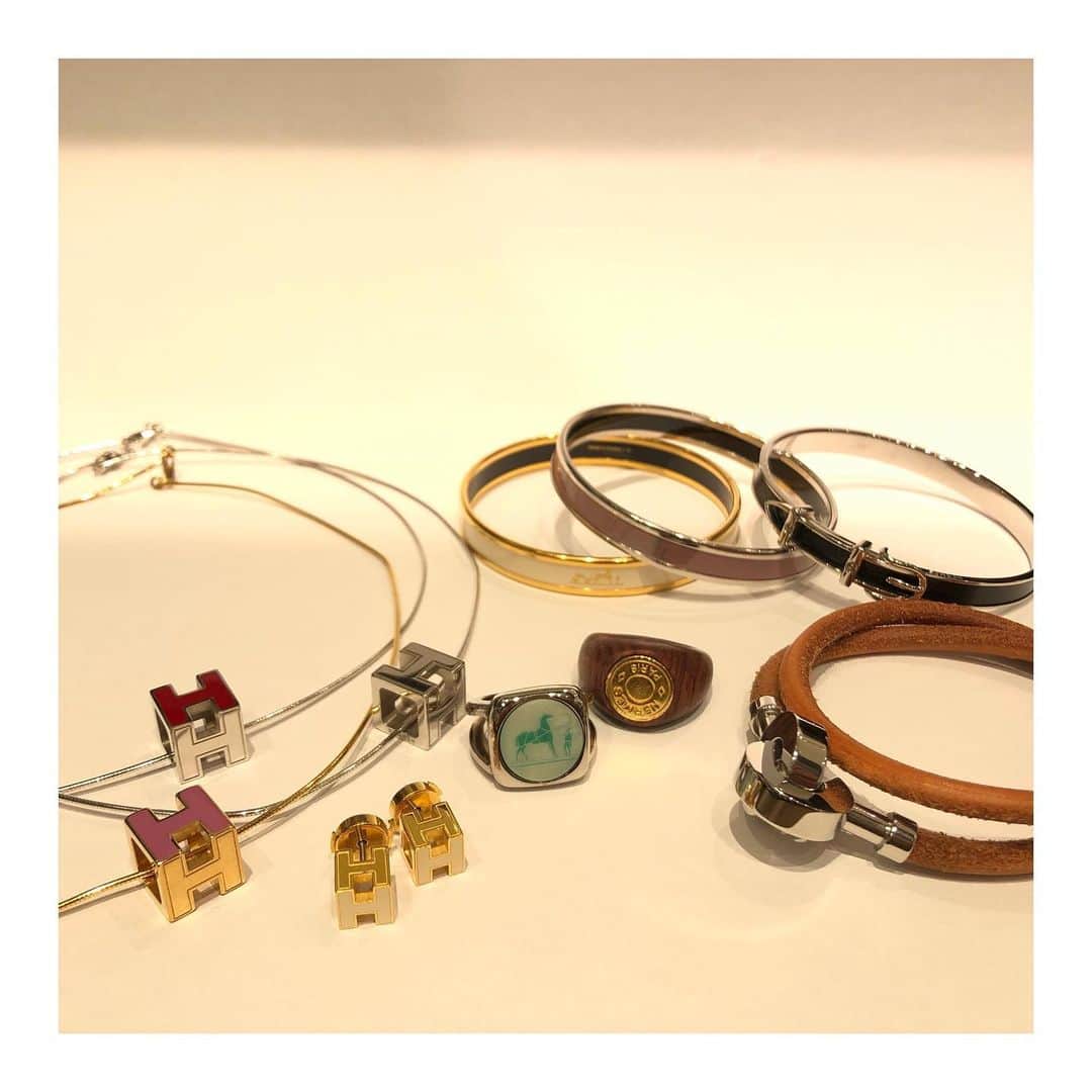 のインスタグラム：「-HIROB横浜店-﻿ Vintage HERMES accessory﻿ ﻿ 久々に多数入荷致しました！﻿ ﻿ tel:045-444-3381﻿ ﻿ #hirob﻿ #hirobyokohama﻿ #baycrews﻿ #vintagehermes﻿ #vintage﻿ #hermes﻿ #antique﻿ #baycrews﻿ #lumineyokohama﻿ #lumine﻿ #yokohama﻿ #watch﻿ ﻿ #ヒロブ﻿ #ヒロブ横浜﻿ #ベイクルーズ﻿ #ヴィンテージ﻿ #アンティーク﻿ #ヴィンテージエルメス﻿ #エルメス﻿ #ベイクルーズ﻿ #ルミネ横浜﻿ #ルミネ﻿ #横浜﻿ #時計﻿ ﻿ #愛馬仕﻿ #爱马仕﻿ #橫濱」