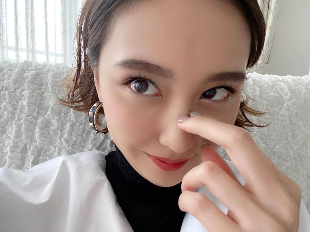 のインスタグラム：「ちょっと赤くなってるから隠してる。笑 昨日は仕事終わりにマツエクのリペアをしに @abikura_diptymoila さんのところへ❤️ 毛周期と被ってたみたいで、、 でもまた上手につけていただけてるんるん🥰 ありがとうございました❤️」