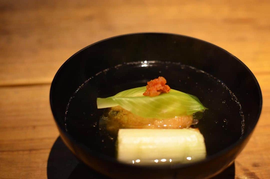 酒井商会のインスタグラム：「あんこうと帆立の真薯椀  あんこうの切身と皮、胃袋を帆立のすり身とあわせて真薯に。  6年熟成のかんずりがピリッとアクセントに。 *3/8(日)はお休みです。  #酒井商会#渋谷#和食#燗酒#自然派ワイン #sakaishokai#shibuya#tokyo#japanesecuisine#sake#naturalwine」