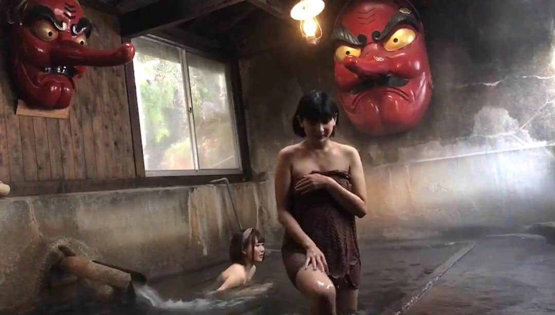 温泉はずきのインスタグラム：「#北温泉　0108 有名な天狗の　混浴温泉　です！  こちらのホームページもよろしくお願いします！ http://onsen-hazuki.jp/onsen-report/  YouTubeもやってます。 湯めぐり女子ちゃんねる　で検索！  #onsenhotpools #asmr #thermalbad  #混浴 #温泉 #入浴 #裸  #お風呂 #onsen #温泉アイドル #温泉タレント #温泉女子  #溫泉 #hotsprings #온천 #混浴温泉 #bath #bathroom  #onsen♨️ #portrait #bad #spa #japanesegirls #温泉旅館 #あるある #bathtime #bath  #温泉モデル  #風呂」