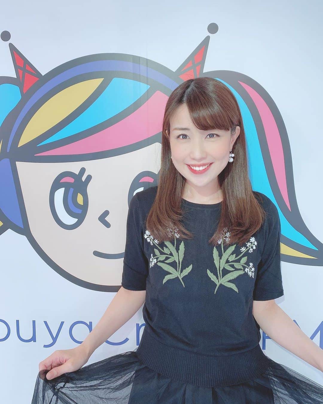 道岡桃子さんのインスタグラム写真 - (道岡桃子Instagram)「はんそDAY👕✨ . まだ寒いけど、半袖ニットが着たくて、はんそデビュー2020しました❣️ . 珍しい全身ブラックコーデ😎 . 新品のスニーカー👟 キラキラしていてお気に入りです✨ . お花見やピクニックにいいですね🌸 . #アナウンサー衣装  #アナウンサー #スニーカー #スニーカー女子 #shibuya #ootd #チュールスカート#スニーカーコーデ」3月7日 16時29分 - momoko_ana