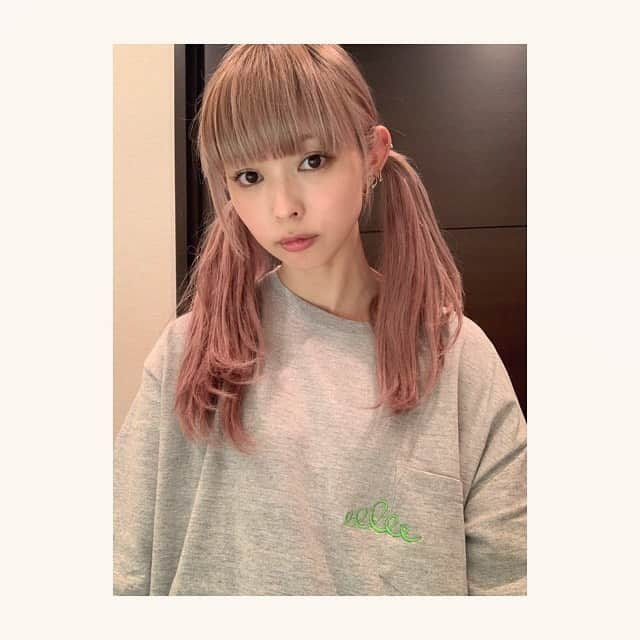 最上もがさんのインスタグラム写真 - (最上もがInstagram)「クロワッサンTなんだって。 ミントグリーンのクロワッサン。  友だち関係の相談がよくくるのですが、 "無理に仲良くする必要はない"とぼくは思ってます。 例えば、相手の嫌なところがあったとして、 その子のことを本当に好きで、嫌いになりたくないなら ぼくはその事を話します。 すごく仲良しな地元の友だちがいたんだけれど、どうしても気になるところがあって、 お店に行った時に店員さんに対する態度がひどい、とか、他の友だちへの扱い方とか、色々あったんだけれど、 正直に話したら、めちゃくちゃ嫌われました。 ブロックされたし、もう何年も会ってないです。  黙ってることもできたけど、 黙ってまで、我慢してまで付き合う必要はないなって思っちゃって。 わかってもらえなかったのは悲しかったけど、それによって困ってる友だちをみてるのもしんどかったし、自分自身もその子との向き合い方に悩んでたから、まあ、仕方ないんだなーって。  自分1人が大切にできるキャパってあると思うの。 ぼくはたくさんの人に全て同じくらいの愛は注げない。 31年生きてて思ったけど、キャパ狭い。考えすぎなのもあるけど。 その代わり大切にしたい人は大切にする。 合わない人は必ずいるし、 ぼくもそうやっていろんな人から拒絶されたことたくさんある。 31歳になった今でもある。  日々、出会いと別れだし 出会いが増えなくても別れはある。 人間はみんな、自分の居心地の良い相手を選んで、生きていくんだと思う。」3月7日 16時26分 - mogatanpe