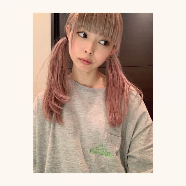 最上もがさんのインスタグラム写真 - (最上もがInstagram)「クロワッサンTなんだって。 ミントグリーンのクロワッサン。  友だち関係の相談がよくくるのですが、 "無理に仲良くする必要はない"とぼくは思ってます。 例えば、相手の嫌なところがあったとして、 その子のことを本当に好きで、嫌いになりたくないなら ぼくはその事を話します。 すごく仲良しな地元の友だちがいたんだけれど、どうしても気になるところがあって、 お店に行った時に店員さんに対する態度がひどい、とか、他の友だちへの扱い方とか、色々あったんだけれど、 正直に話したら、めちゃくちゃ嫌われました。 ブロックされたし、もう何年も会ってないです。  黙ってることもできたけど、 黙ってまで、我慢してまで付き合う必要はないなって思っちゃって。 わかってもらえなかったのは悲しかったけど、それによって困ってる友だちをみてるのもしんどかったし、自分自身もその子との向き合い方に悩んでたから、まあ、仕方ないんだなーって。  自分1人が大切にできるキャパってあると思うの。 ぼくはたくさんの人に全て同じくらいの愛は注げない。 31年生きてて思ったけど、キャパ狭い。考えすぎなのもあるけど。 その代わり大切にしたい人は大切にする。 合わない人は必ずいるし、 ぼくもそうやっていろんな人から拒絶されたことたくさんある。 31歳になった今でもある。  日々、出会いと別れだし 出会いが増えなくても別れはある。 人間はみんな、自分の居心地の良い相手を選んで、生きていくんだと思う。」3月7日 16時26分 - mogatanpe