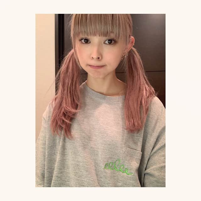 最上もがさんのインスタグラム写真 - (最上もがInstagram)「クロワッサンTなんだって。 ミントグリーンのクロワッサン。  友だち関係の相談がよくくるのですが、 "無理に仲良くする必要はない"とぼくは思ってます。 例えば、相手の嫌なところがあったとして、 その子のことを本当に好きで、嫌いになりたくないなら ぼくはその事を話します。 すごく仲良しな地元の友だちがいたんだけれど、どうしても気になるところがあって、 お店に行った時に店員さんに対する態度がひどい、とか、他の友だちへの扱い方とか、色々あったんだけれど、 正直に話したら、めちゃくちゃ嫌われました。 ブロックされたし、もう何年も会ってないです。  黙ってることもできたけど、 黙ってまで、我慢してまで付き合う必要はないなって思っちゃって。 わかってもらえなかったのは悲しかったけど、それによって困ってる友だちをみてるのもしんどかったし、自分自身もその子との向き合い方に悩んでたから、まあ、仕方ないんだなーって。  自分1人が大切にできるキャパってあると思うの。 ぼくはたくさんの人に全て同じくらいの愛は注げない。 31年生きてて思ったけど、キャパ狭い。考えすぎなのもあるけど。 その代わり大切にしたい人は大切にする。 合わない人は必ずいるし、 ぼくもそうやっていろんな人から拒絶されたことたくさんある。 31歳になった今でもある。  日々、出会いと別れだし 出会いが増えなくても別れはある。 人間はみんな、自分の居心地の良い相手を選んで、生きていくんだと思う。」3月7日 16時26分 - mogatanpe