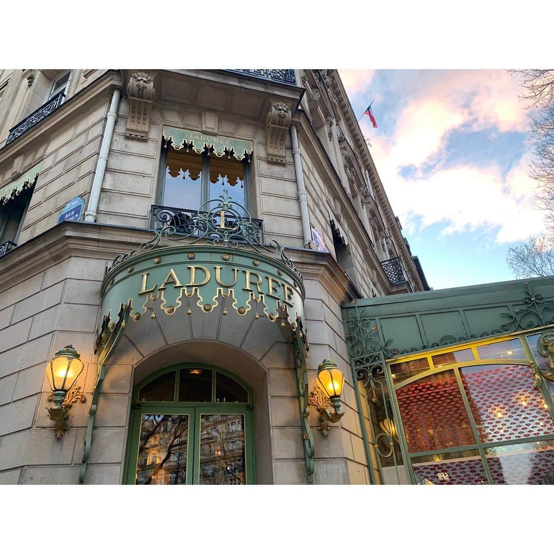 田尻夏樹（なつきんぐ）さんのインスタグラム写真 - (田尻夏樹（なつきんぐ）Instagram)「パリのレストランは 大理石で出来ているお店や 美術館のような装飾のお店が多くて すごく可愛かったし、満足度が高かったです♪♪ . . . スタバまでもが シャンデリアや天井絵画 大きな鏡やゴールドの装飾に囲まれ 豪華な宮殿風の内装😳✨✨ . . 旅中は、 まるでタイムスリップしたような気分にされてくれました😌✨✨ . . お料理もすごく美味しいし フランスが好きになりました✨」3月7日 16時46分 - tajiri_natsuki