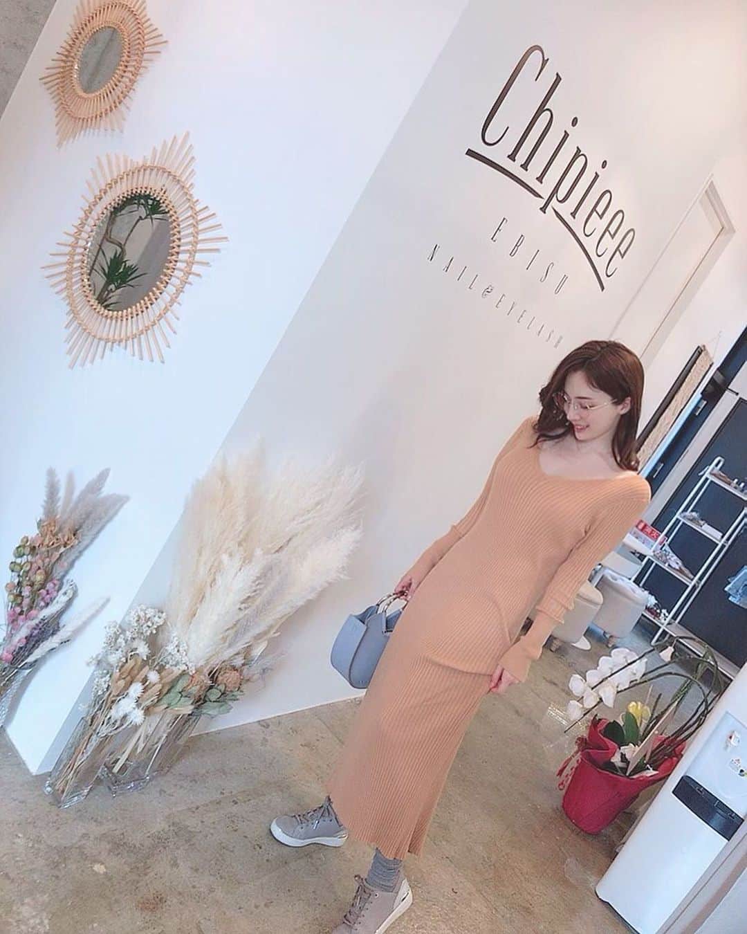 眞木美咲パメラさんのインスタグラム写真 - (眞木美咲パメラInstagram)「I love wearing clothes that are snug and trim. Chipieee's where I go to pamper my nails and eyelashes.👁🧡 . . . この間シピーいった時のお洋服、 ぴたぴたニット最高❤️ タグつけたよん 今日はダディがうちに来てくれてパスタを作ってくれます🍝 . . #ootd#MOUSSY#charlesandkeith #owndays #michealkors #nails#chipieee#私服#love#dress」3月7日 16時40分 - pamypamypamy
