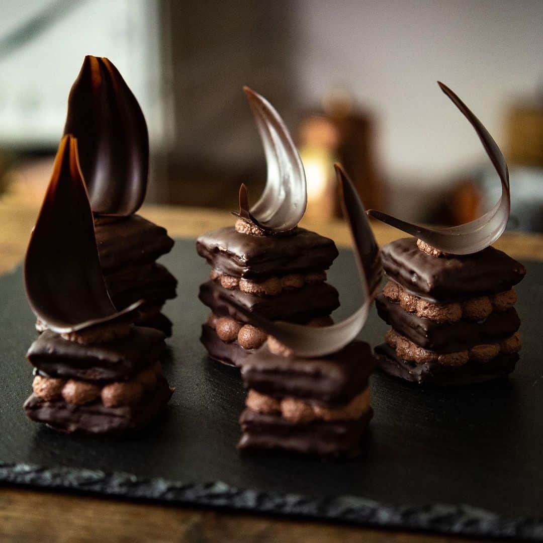 チョコレートカカオさんのインスタグラム写真 - (チョコレートカカオInstagram)「YouTube "Chocolate Cacao" ”翔んでミルフィーユショコラ Chocolate Millefeuille” ∴∵ゞ(´ω`*)♪ YouTube  https://youtu.be/Z6heHzLT0r8  #Youtube #youtuber #お菓子 #ASMR #foodie #chocolate #foodpics #instafood #dessertporn #foodporn #chocolatelover #chocoholic #レシピ #スイーツ #yummy #recipe #手作りお菓子 #howtomake #チョコレート #ミルフィーユ #pie #パイ　#feather #Millefeuille」3月7日 16時55分 - chocolate_cacao_seijin