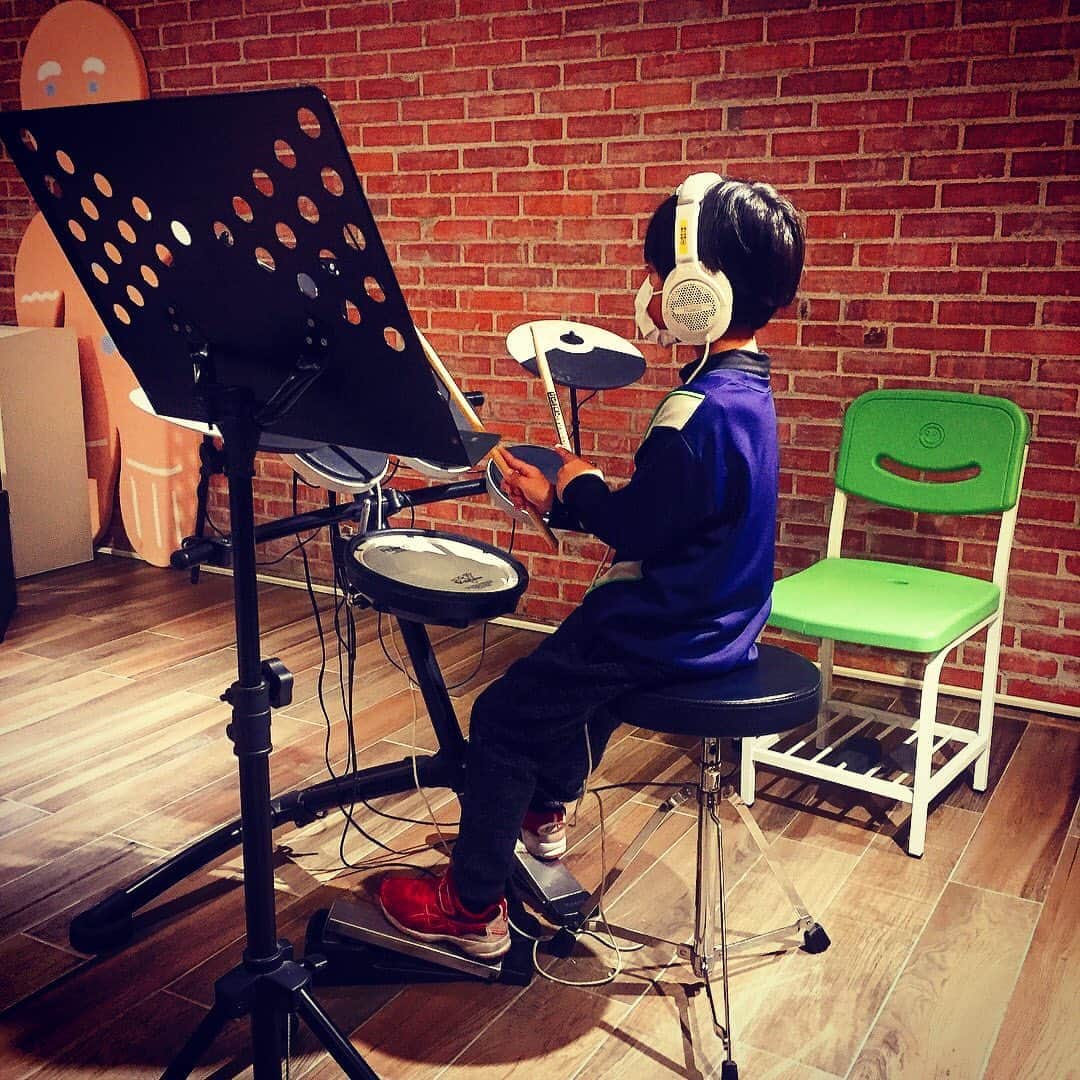 山中拓也さんのインスタグラム写真 - (山中拓也Instagram)「甥っ子ちゃんドラム始めました。 #頑張れ #未来のバンドマン」3月7日 16時51分 - oraltakuya