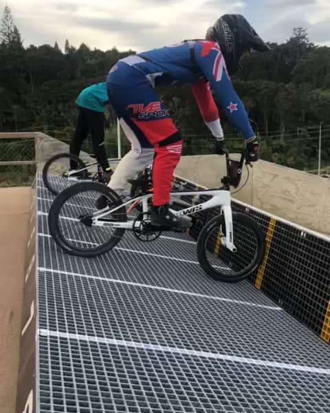 サラ・ウォーカーのインスタグラム：「National Champs tomorrow here in Auckland. First time riding the hill today! Remembering to keep it fun too! A good sleep tonight and some more fun on the bike tomorrow 😊👍」