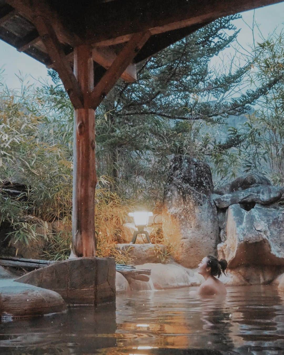 櫻井千尋さんのインスタグラム写真 - (櫻井千尋Instagram)「✮ Spot ✈ Gifu,Japan. . 飛騨では2つのお宿に 泊まったけど、 どっちも温泉が ほん〜っと 気持ちよくて！ . 1枚目は 福地温泉の "故郷"。 温泉の中に 赤の湯の花が 浮いていて、 露天風呂の雰囲気が とってもステキ🤍 積雪が多いときは お風呂に浸かりながら 銀世界の景色を 楽しめるんだって🛀❄️ . 2枚目は 下呂温泉の "雅亭" 👘 お宿の横には 川が流れてて、 部屋からの景色も 風情がある景色なんだけど、 露天風呂にある 庭園露天風呂の 雰囲気も素晴らしくて。 しかも温度が絶妙なので 長湯できて芯から温まりました😌ホッ♡ . w/ @hawaiianna913 . . #飛騨 #genic_japan #奥飛騨温泉郷 #下呂温泉 #pr」3月7日 16時57分 - chihirosakurai