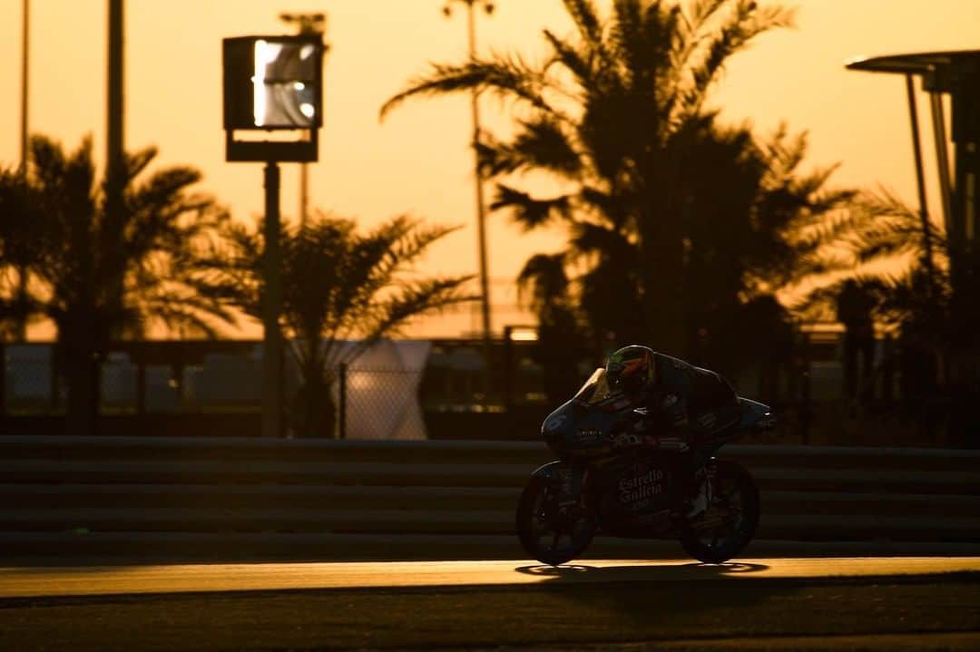 MotoGPさんのインスタグラム写真 - (MotoGPInstagram)「Golden hour in the desert 😎 The only race track that we get pictures like this 😍 #QatarGP 🇶🇦 #MotoGP #Motorcycle #Racing #Motorsport」3月7日 17時00分 - motogp