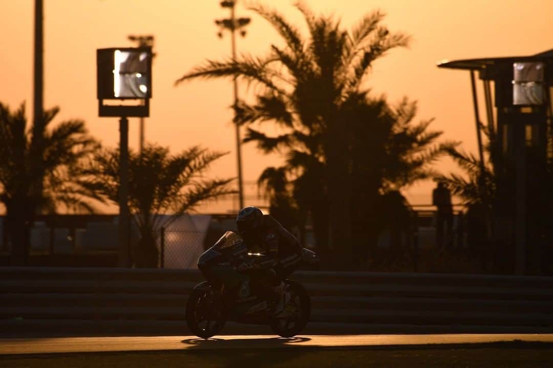 MotoGPさんのインスタグラム写真 - (MotoGPInstagram)「Golden hour in the desert 😎 The only race track that we get pictures like this 😍 #QatarGP 🇶🇦 #MotoGP #Motorcycle #Racing #Motorsport」3月7日 17時00分 - motogp