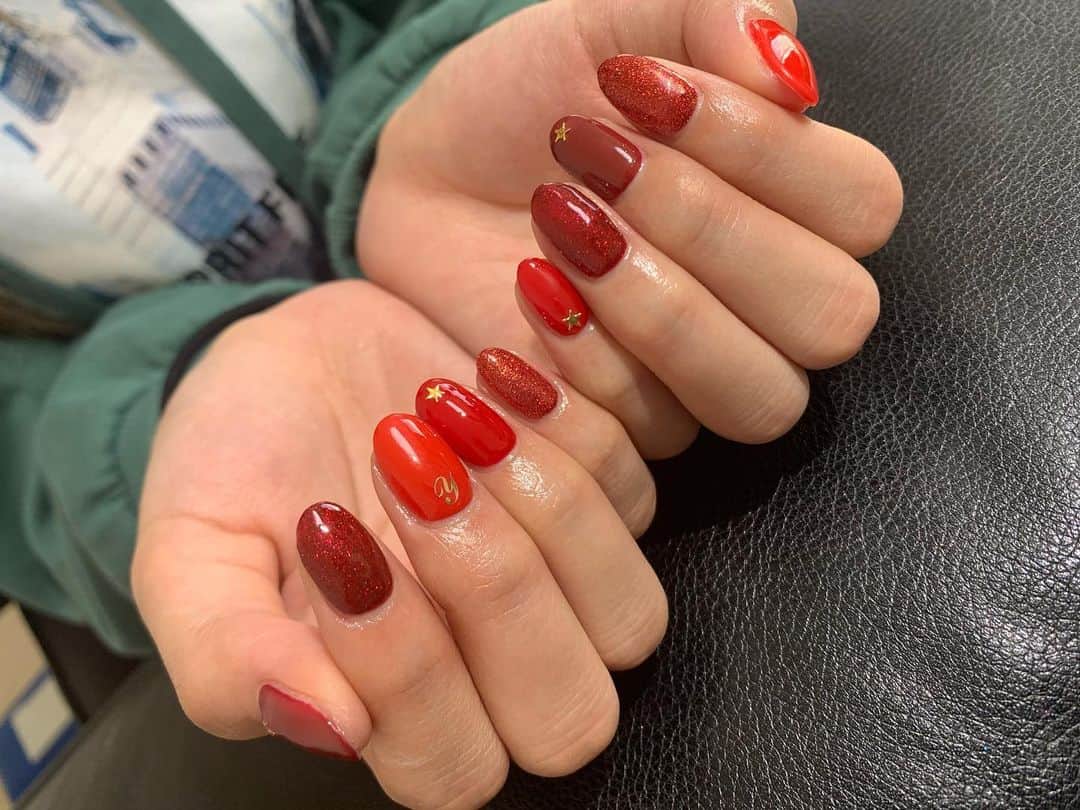 林優菜のインスタグラム：「. . . ❤️New Nail❤️ . . 久々赤！ ありがとうございました🥺💖 . . . #newnail #rednail #ラメ #イニシャル #nail」