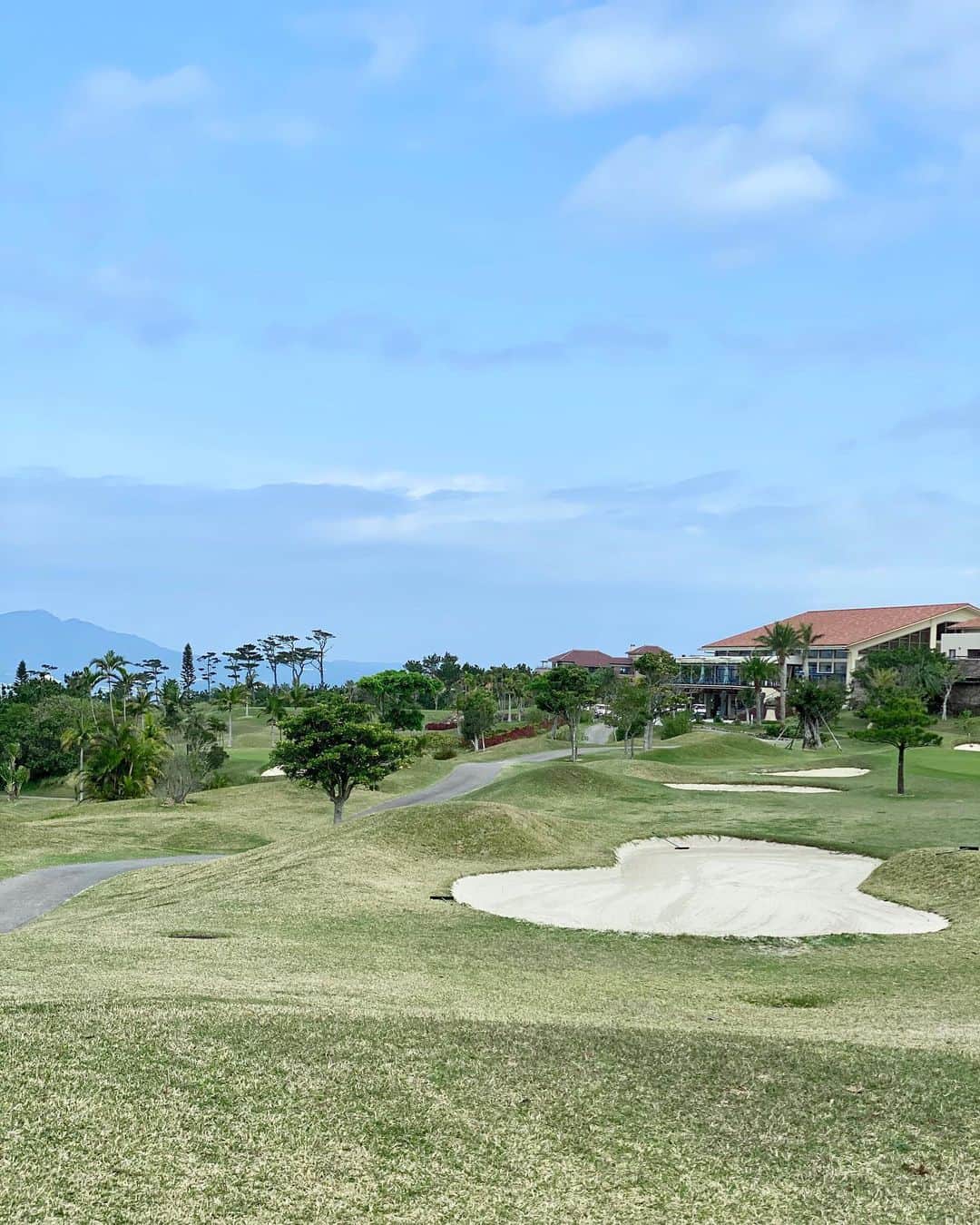 夏目愛美さんのインスタグラム写真 - (夏目愛美Instagram)「♡ 沖縄ではラウンド取材もしました⛳️ 今年初、というか4ヶ月ぶりくらいのラウンドでスイングがぎこちないですが 心配していたお天気が持ってくれたので大満足です🥳 喜瀬カントリーはレディスティが結構前にあるので女性ゴルファーにもオススメ！！ ウェアは全て#pologolf です🏌️‍♀️ #沖縄 #ゴルフ #golf #golfstagram #ゴルフ女子 #ゴルフウェア #ゴルフコーデ #instagood #instalike #like4like #かねひで喜瀬カントリークラブ」3月7日 17時10分 - manami_natsume
