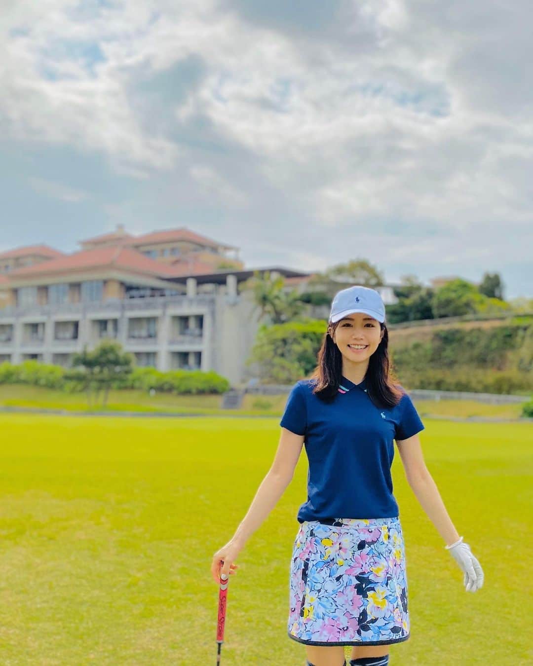 夏目愛美のインスタグラム：「♡ 沖縄ではラウンド取材もしました⛳️ 今年初、というか4ヶ月ぶりくらいのラウンドでスイングがぎこちないですが 心配していたお天気が持ってくれたので大満足です🥳 喜瀬カントリーはレディスティが結構前にあるので女性ゴルファーにもオススメ！！ ウェアは全て#pologolf です🏌️‍♀️ #沖縄 #ゴルフ #golf #golfstagram #ゴルフ女子 #ゴルフウェア #ゴルフコーデ #instagood #instalike #like4like #かねひで喜瀬カントリークラブ」