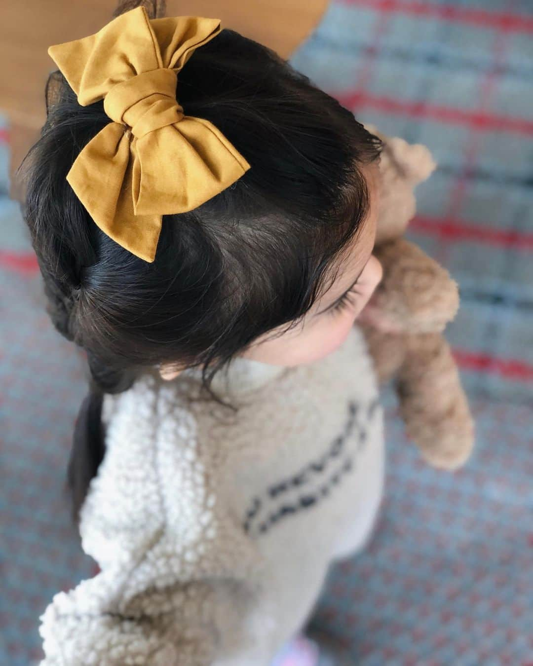 大橋菜央さんのインスタグラム写真 - (大橋菜央Instagram)「Big mustard bow💛 . . . ご縁があって @caro_tokyo さんのヘアリボンのモデルをさせて頂くことになったので こちらでもちょこちょこご紹介させて頂きますね🥰 .  Caro tokyoは全国各地のママが心を込めて手作りした ベビー・キッズのヘアリボンのブランドで 絶妙な色合いとナチュラルな素材感、丁寧なつくりが好きです🎀 . 今日つけてるのは一番大きなBig cripのマスタード💛 大きすぎるかと思ったけどアクセントにつけやすい大きさで クリップが大きいので髪の多いMiaにはぴったり...😂 . . . #ベビーヘアクリップ #リボンヘア #リボンアレンジ #キッズヘア #2歳 #生後24ヶ月 #たれ眉 #miababyliving #miababyliving_hair」3月7日 17時24分 - naoliving