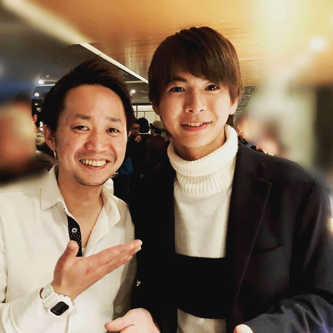 酒井貴浩さんのインスタグラム写真 - (酒井貴浩Instagram)「同じ事務所の小宮くん😄⤴️ 明日から放送のキラメイジャーの主演です☺👏 スーパーイケメンです😄👏 まさか同じ事務所から現役の戦隊レッドが出るとは😂👍‼️ 凄すぎる💨💨 1年間ファイトです☺⤴️ #小宮璃央 さん #魔進戦隊キラメイジャー  #キラメイジャー  #キラメイレッド  #プラチナムプロダクション  #悪役で是非」3月7日 17時26分 - takahiro_sakai_official