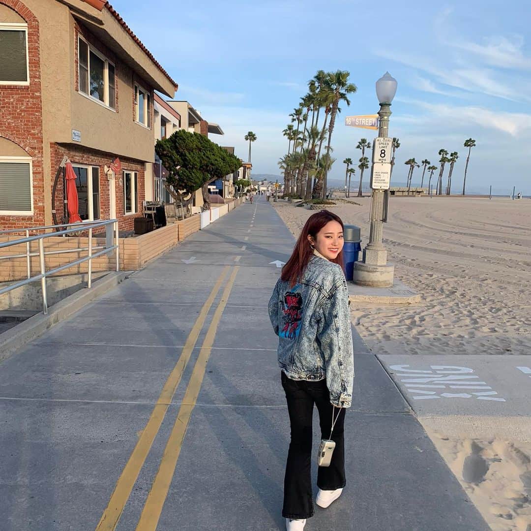 中町綾さんのインスタグラム写真 - (中町綾Instagram)「LAの古着で買ったジャケット可愛くね😍 そして周りのローケーション最高すぎじゃない？幸せ〜」3月7日 17時36分 - ayanakamachi