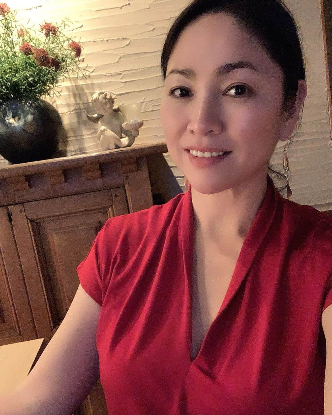 田中悦子さんのインスタグラム写真 - (田中悦子Instagram)「やっと一週間終わった。  半身浴してから ストレッチしよう。 凝りがはんぱないの😭  #昨日pic #お疲れ様 #red #code」3月7日 17時44分 - etsuko.reborn25