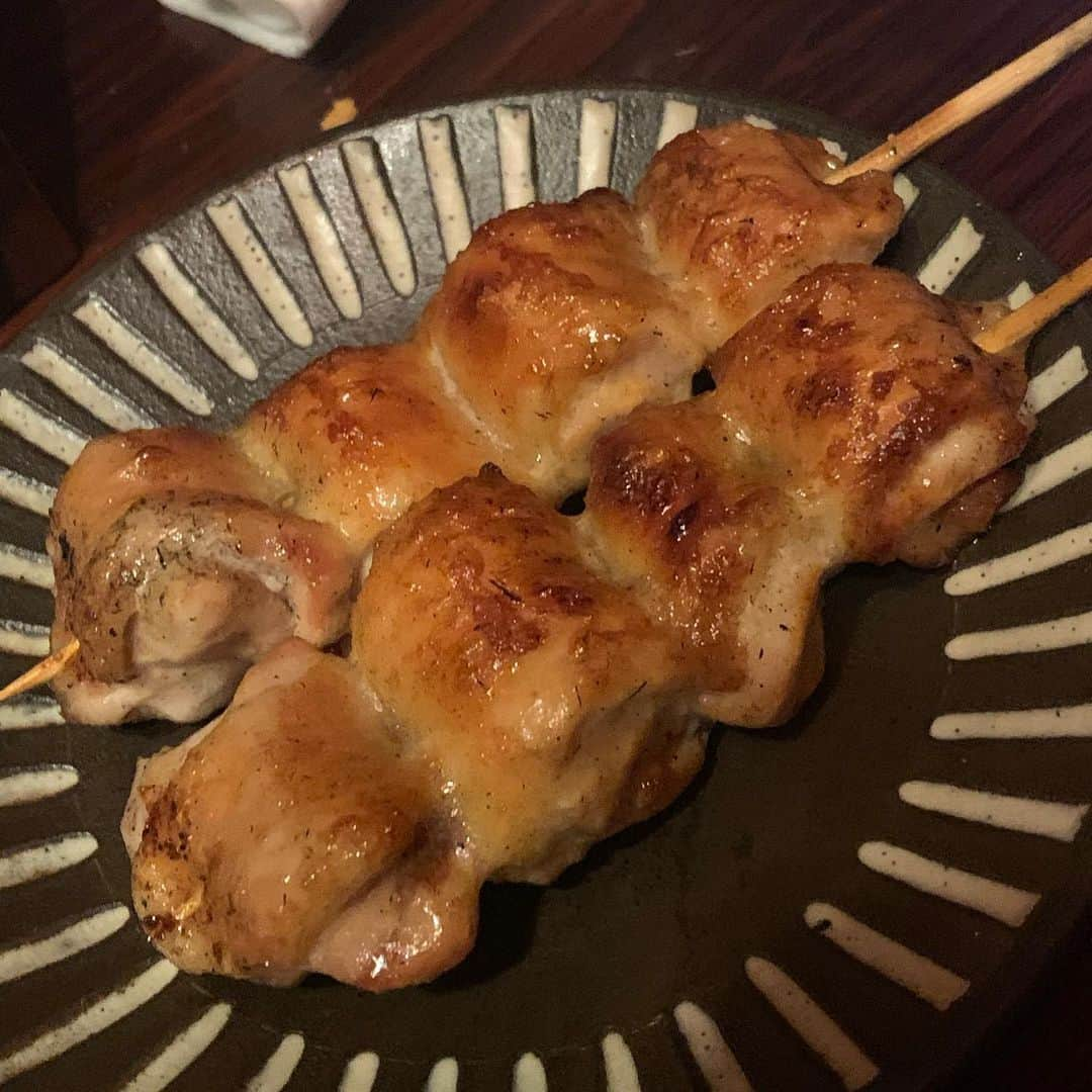 吉岡久美子さんのインスタグラム写真 - (吉岡久美子Instagram)「、 昨日がっしーと焼き鳥 行きたかったとこ行った！ . 12月くらいにみつけてて ずっと行きたかったとこ！ 一回行って閉まってたから焦らされてた！ 、 予想通り最高のお店だった！ 、 隣にいた人ともワイワイ盛り上がって 最高の気分になった！ 、 エネルギーある人はいいね！ 元気もらった！！！ 、 また絶対行く！通う！ 、 、 #つぼみ大革命 #つぼみ #吉本 #よしもと #アイドル #idol #大阪 #東京 #神戸 #ライブ #instagood #いいね👍  #いいね #フォロー #ふぉろーみー #フォローミー #フォロー希望  #焼き鳥 #飲み屋 #居酒屋」3月7日 17時45分 - kuunyaaan