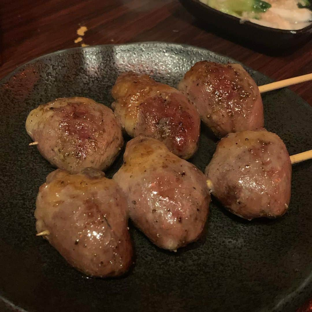 吉岡久美子さんのインスタグラム写真 - (吉岡久美子Instagram)「、 昨日がっしーと焼き鳥 行きたかったとこ行った！ . 12月くらいにみつけてて ずっと行きたかったとこ！ 一回行って閉まってたから焦らされてた！ 、 予想通り最高のお店だった！ 、 隣にいた人ともワイワイ盛り上がって 最高の気分になった！ 、 エネルギーある人はいいね！ 元気もらった！！！ 、 また絶対行く！通う！ 、 、 #つぼみ大革命 #つぼみ #吉本 #よしもと #アイドル #idol #大阪 #東京 #神戸 #ライブ #instagood #いいね👍  #いいね #フォロー #ふぉろーみー #フォローミー #フォロー希望  #焼き鳥 #飲み屋 #居酒屋」3月7日 17時45分 - kuunyaaan