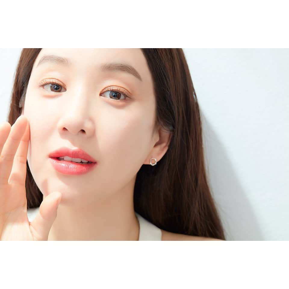 チョン・リョウォンさんのインスタグラム写真 - (チョン・リョウォンInstagram)「. vegan for your skin- ❤️ @athe.official . makeup @___nomakeup  hair @soonsoo1234  styling @stylist_eel  photo @kimoimil」3月7日 17時56分 - yoanaloves