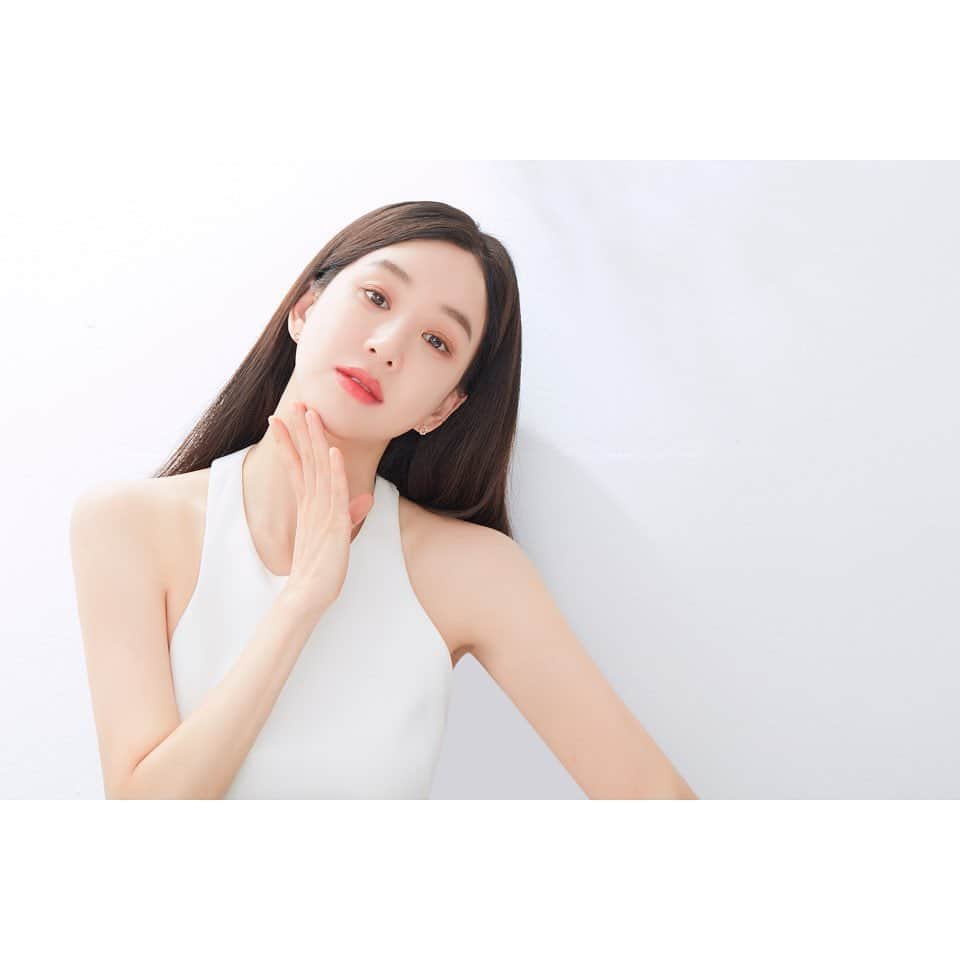 チョン・リョウォンのインスタグラム：「. vegan for your skin- ❤️ @athe.official . makeup @___nomakeup  hair @soonsoo1234  styling @stylist_eel  photo @kimoimil」