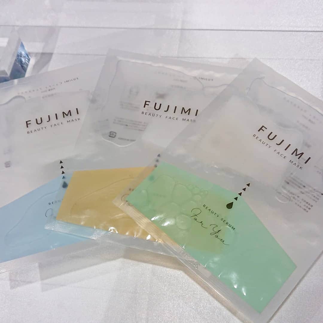 美的 Biteki's official Instagram! さんのインスタグラム写真 - (美的 Biteki's official Instagram! Instagram)「肌診断を元にカスタマイズ処方を提案する「FUJIMI」から、日本初のカスタマイズフェイスマスクが登場！ . 「FUJIMI BEAUTY FACE MASK」は、睡眠時間や食生活などを含む肌に関する約20問の質問に答えると、約40万人の肌診断結果をもとに厳選された成分で、それぞれの肌状態に合わせて美容液をカスタマイズ処方してくれる2層式のフェイスマスク。 . パッケージ上部の第一美容液には肌診断の結果に基づき今の肌の課題に合わせて効果的にアプローチする「トラブル修復特化型」の美容液成分がたっぷり。固くなった角質を柔らかくし、角質の水分量を増加する効果のある“ベタイン”や保湿成分の“ヒアルロン酸”などが配合されています。さらにパッケージ下部の第二美容液には、なりたい肌を叶えるためのスペシャルな美容液がIN。保湿力の高い“シロキクラゲ多糖体”や肌を正常な状態に戻す鎮静効果の高い“ボタンエキス”などを配合。フェイスマスクを使用する直前に第一美容液と第二美容液を混ぜて使用することで、その効果を最大限に発揮します。 . （左から） 上品な甘さのあるフローズンフローラルの香り、爽快感のあるフレッシュマンダリンの香り、癒されるメディケイテッドティーツリーの香りの3種類の香りから選べるのも、カスタマイズフェイスマスクのいいところ。  肌状態に合わせて最適のフェイシャルマスクを カスタマイズしてみない？  3月16日（月）販売開始（予約受付中） FUJIMI BEAUTY FACE MASK 1箱6枚入り　￥6,400（税抜）  #FUJIMI #フジミ #FUJIMIフェイスマスク #カスタマイズフェイスマスク #フェイスマスク #肌診断 #FUJIMIBEAUTYFACEMASK #美的 #bitekicom @fujimi_official」3月7日 17時58分 - bitekicom