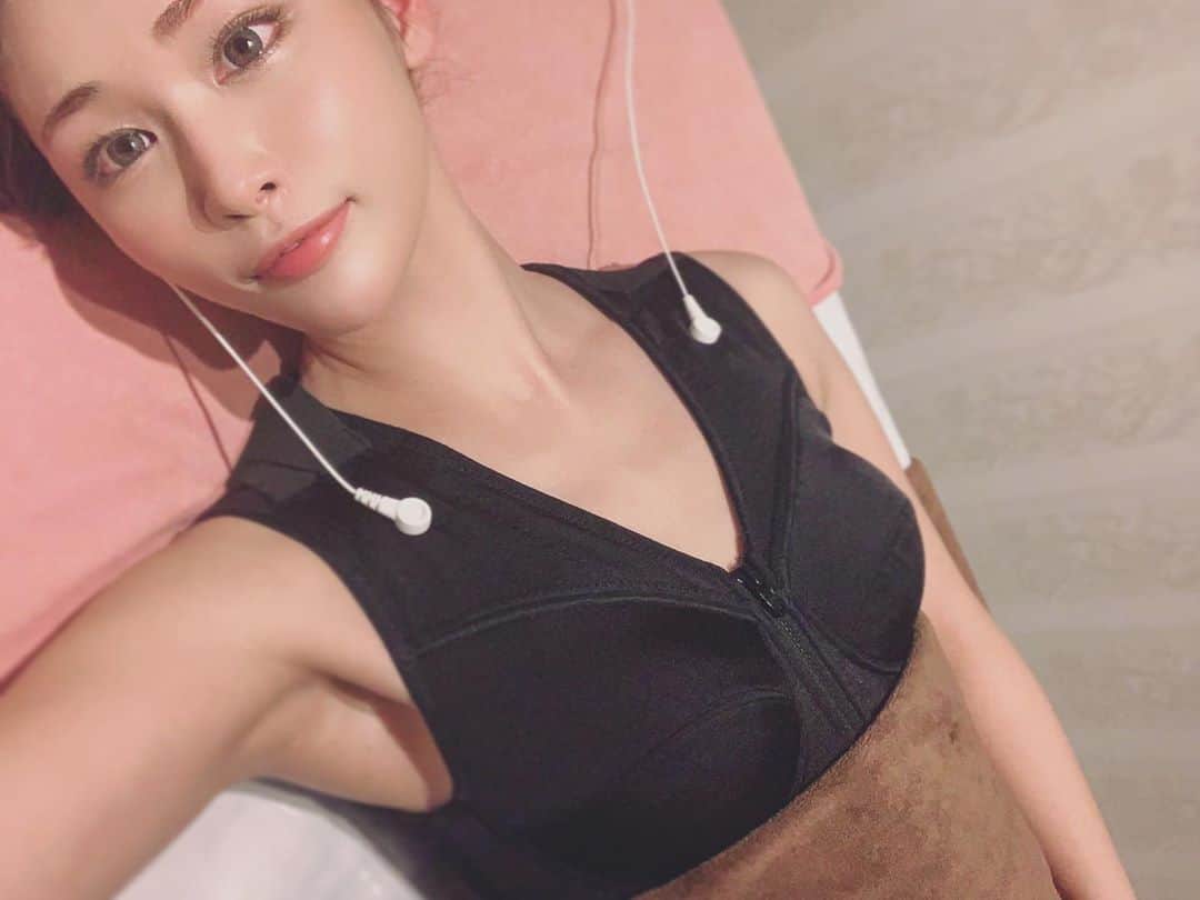 のインスタグラム：「💖 . 今週も @three.shibuya でバストケアしてもらった💕 . バストの90%は脂肪でできてるらしく、トレーニングとかしてるとせっかくバストに集めた脂肪もながれていっちゃうみたい😢 . だから日頃からナイトブラをつけたりホールド力のある下着を選ぶように心がけて脂肪が流れていかないように気をつけるようになったよ✌️ . バスト以外のところにはたくさん脂肪があるのに… ボディメイクって簡単にはいかないよね😭💦 がんばろ💨 . . #バストケア#バストアップ#リフトアップ#アンチエイジング#健康#美容#beauty#リラックス#デトックス#渋谷サロン#渋谷#エステサロン#プライベートサロン#女性専用#育乳#ちっぱい#小胸ちゃん#貧乳#肩こり解消#肩こり改善#bodymake#ボディメイク#ホットペッパー#ホットペッパービューティー」