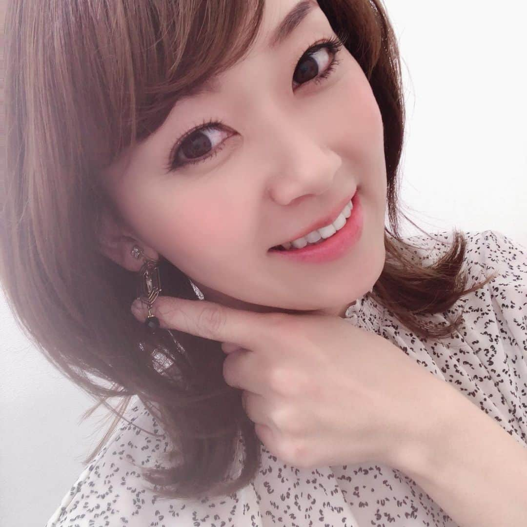 岡部玲子さんのインスタグラム写真 - (岡部玲子Instagram)「本日の衣装とヘアアレンジ☺️ 今日はシフォンのトップスでした✨　 イヤリングもブラックで大人な感じ☺️✨ 今日も支えてくれる皆様に感謝です🙏✨ 勝負🏇はオーシャンS当たるも焼け石に水状態で😅明日少ない残りでどうにかしないと😭 資金力ない時の勝負は特にダメですね🤣 はー泣ける🤣  花粉症の症状が酷くなっているここ数日💦 顔とか体とか眉毛の中とか髪の毛とかまつ毛の付け根とか…とにかく痒い😭 マスクをすると喉鼻多少落ち着くけれど、マスクもまだまだ街中に出てこなくて…どうなるんでしょう😅？？ 皆様も体調にはお気をつけください☺️ #岡部玲子 #子育て　#主婦　#アラフォーママ　#タレント　#レポーター　#40代　#40歳　#キャスター　#競馬キャスター　#競馬中継　#衣装　#ヘアアレンジ　#生放送　#mama #talent #reporter #inatagood #f4f #tvshow #hairarrange #earings #smile」3月7日 18時02分 - reiko_okabe