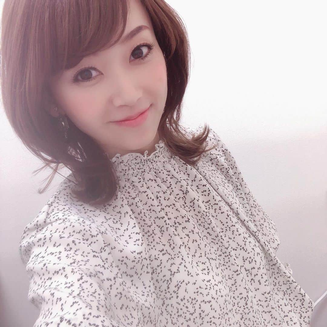 岡部玲子さんのインスタグラム写真 - (岡部玲子Instagram)「本日の衣装とヘアアレンジ☺️ 今日はシフォンのトップスでした✨　 イヤリングもブラックで大人な感じ☺️✨ 今日も支えてくれる皆様に感謝です🙏✨ 勝負🏇はオーシャンS当たるも焼け石に水状態で😅明日少ない残りでどうにかしないと😭 資金力ない時の勝負は特にダメですね🤣 はー泣ける🤣  花粉症の症状が酷くなっているここ数日💦 顔とか体とか眉毛の中とか髪の毛とかまつ毛の付け根とか…とにかく痒い😭 マスクをすると喉鼻多少落ち着くけれど、マスクもまだまだ街中に出てこなくて…どうなるんでしょう😅？？ 皆様も体調にはお気をつけください☺️ #岡部玲子 #子育て　#主婦　#アラフォーママ　#タレント　#レポーター　#40代　#40歳　#キャスター　#競馬キャスター　#競馬中継　#衣装　#ヘアアレンジ　#生放送　#mama #talent #reporter #inatagood #f4f #tvshow #hairarrange #earings #smile」3月7日 18時02分 - reiko_okabe