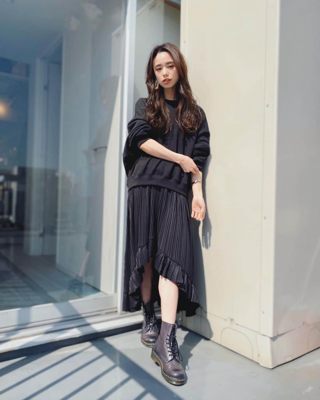 TANAKA SAKi 田中紗貴さんのインスタグラム写真 - (TANAKA SAKi 田中紗貴Instagram)「⋆﻿ 春だし足だしてこー🌸﻿ ﻿ ﻿ これワンピースなんやけど﻿ 1枚でコーデ選ばず着れて楽ちん♪﻿ 上スウェット下プリーツの﻿ 組み合わせがかわいくてお気に入り🧸﻿ ﻿ 知り合いのnordaってブランドねん🖤﻿ 使いやすくてディティール拘ってて﻿ 他と被らない感じがスキ🙌🏻﻿ 3/12から発売スタートするから見てみて！﻿ ﻿ ▸▸ @norda.jp ﻿ ﻿ ﻿ ﻿ #norda#アパレル﻿ #ワンピース#モノトーン﻿ #男の子ママ#ママガール#ママモデル﻿ #モデル#田中紗貴」3月7日 18時07分 - sakiwo.523