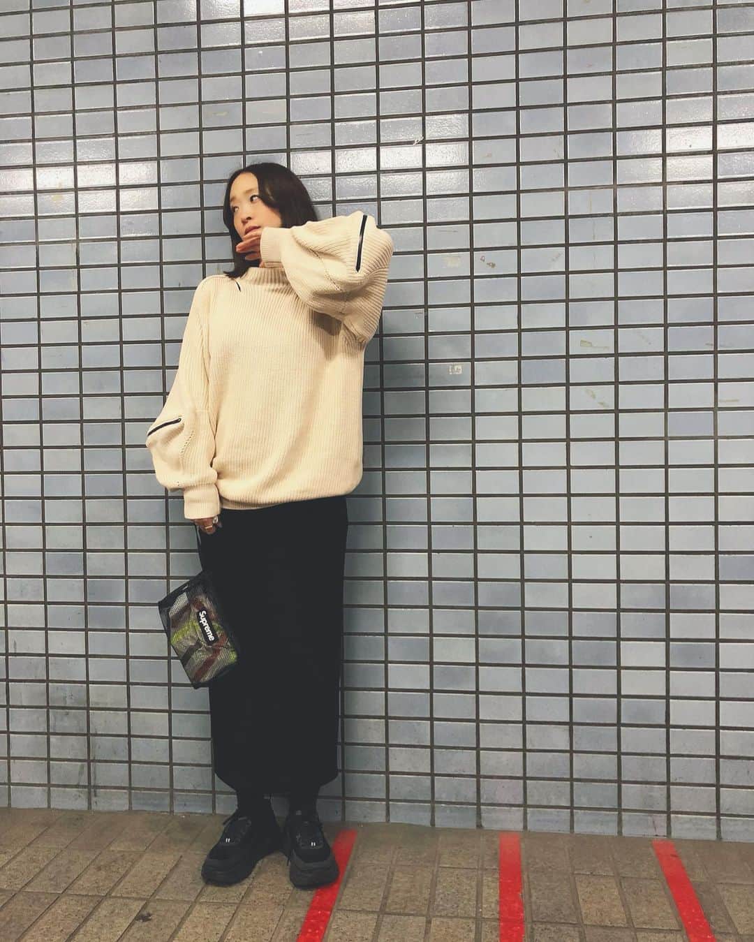 野尻美穂のインスタグラム：「TOGAのニット、腕の止水ジップが無意味だけどかわいくてお気に入りです。 昨日発売した#mihonano のスカートは軽くて柔らかくてすごーく楽なので、沢山食べてもどこまでもついて来てくれるウエストが最高です😇 今日もしっかり手洗い消毒して万全です！！皆さまも気を付けましょう！ #代引き地獄😇🧡」