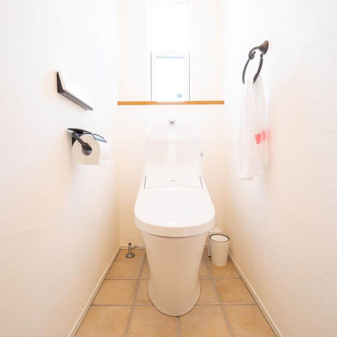 homelife 夢を叶える暮らし方のインスタグラム：「【こだわり空間】 . . 漆喰の壁とタイルの床が相性バツグン！ シンプルさにこだわりを感じます(*^^*). . こちらのお家はアーキホームライフのお施主様邸の施工写真です。 その他の施工写真は、 @homelife_gallery のURLからご覧いただけます。 . 家づくりの資料請求はコチラから @homelife_shiryou . . #トイレ #漆喰 #壁 #タイル #床 #自然素材 #シンプル #白 #ナチュラル #トイレ壁紙 #まったり #マイホーム計画 #ローコスト住宅 #マイホーム #夢のマイホーム #間取り #シンプルな暮らし #暮らしを楽しむ #注文住宅 #自由設計 #myhome #family #house #home #homelife_京都 #homelife_大阪 #homelife_兵庫 #ホームライフ #ホームライフ100 #アーキホームライフ」
