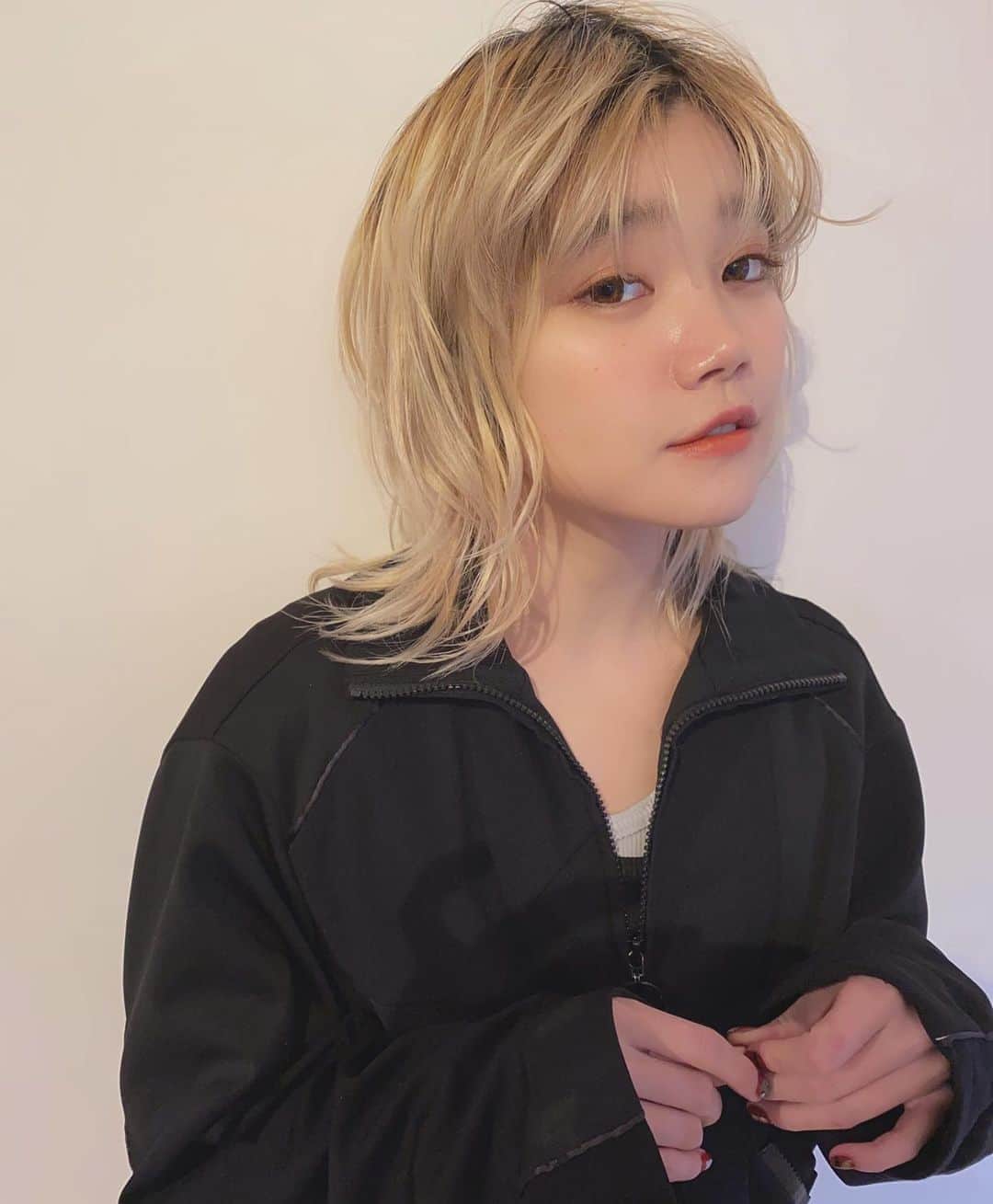高橋有紀のインスタグラム：「チッチのメンテナンスまたブリーチを数回とちょっと隠れ色を🤍 可愛い🤍🤍🤍🤍🤍 #lysa_yuki #bish #セントチヒロチッチ」