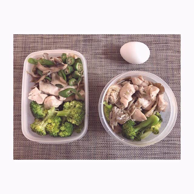 のインスタグラム：「🎀 #夜勤 🍴#今日のお弁当 . 胸肉120g ブロッコリー えのき舞茸しめじ オクラ . . 朝の分は、胸肉100gとゆでたまご❤️ . . . 今日落ち着いてるうう♫ ハッピーサタデー😆 . 今日の夜勤もがんばりまっしょい☺️ . ◉ライザップ公認の紹介アンバサダーです。 〜紹介特典で、5万円分お安く入会できます〜 . . ▶︎全国どの店舗でもOK ▷２週間のトライアルコースもあります(^_^)/ ▶︎カウンセリング予約前にご連絡ください . ◎入会やカウンセリングをお考えの方、 ご質問なども、DM✉️ください。 . ★トレーニング見学もできます★ . 📺RIZAP TVCM出演 🏅RIZAP BMG ファイナリスト2017.2018 . #rizap #ライザップ . #ダイエット #diet #ダイエット日記  #instadiet #ダイエット仲間募集 #ダイエッター #公開ダイエット #食べて痩せる #糖質制限 #お弁当 #弁当 #ダイエット弁当  #自分弁当 #糖質オフ #晩御飯 #dinner #夜ご飯 #夕食 #夜ごはん  #低糖質 #糖質制限 #夜勤弁当 #看護師」