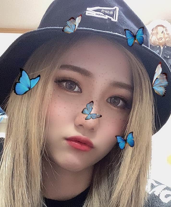 守田美咲のインスタグラム：「蝶々好き🦋  後ろのティファニーちゃん見てる👀🖤 #エクステ #コンタクト #カラコン #kimonogirls #ティファニー #チャッキー」