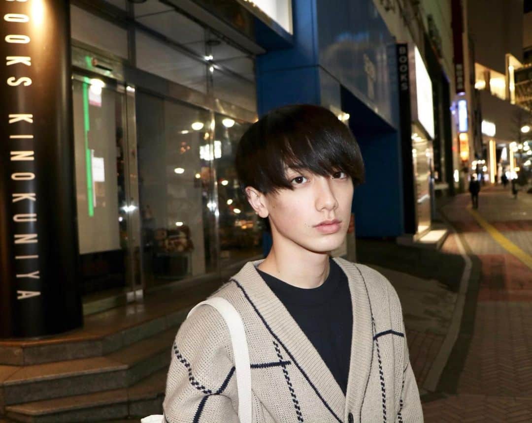 小西詠斗のインスタグラム：「・ 夏に自身初の写真集を発売します🎉 南国で撮影してまいります。お楽しみに！🏄‍♂️ リクエストもバンバン、お待ちしてますね〜！ 詳しくはyoutubeを見てください！😉」